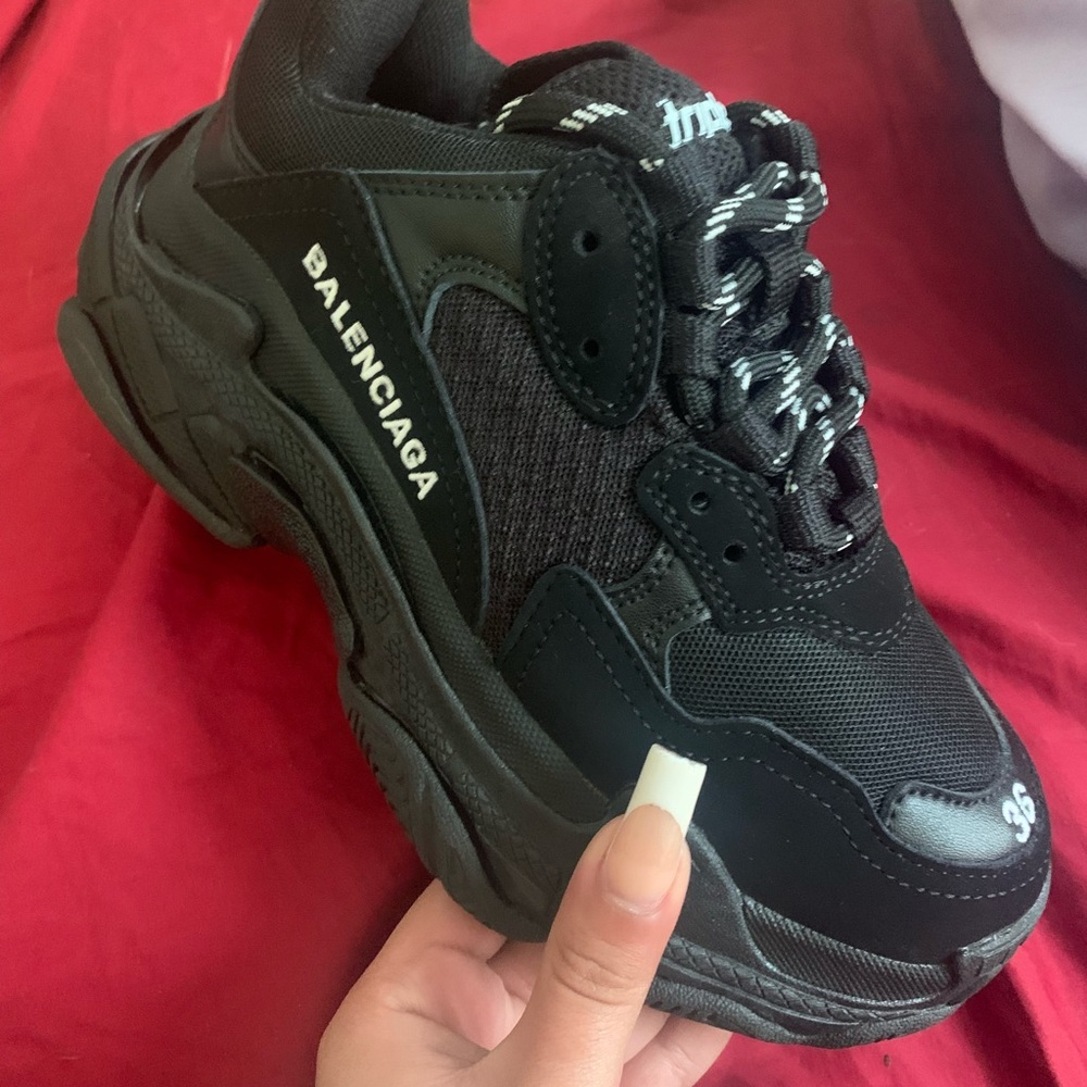 I’m selling these balenciagas triple s because they don’t fit me .
